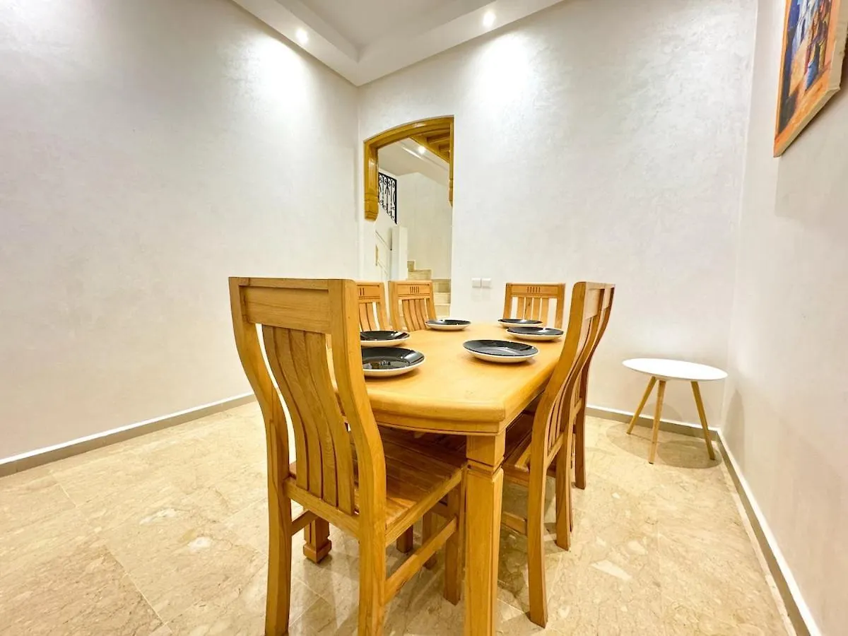 Elegant 2-Bedroom Duplex Downtown Private Terrace マラケシュ アパート